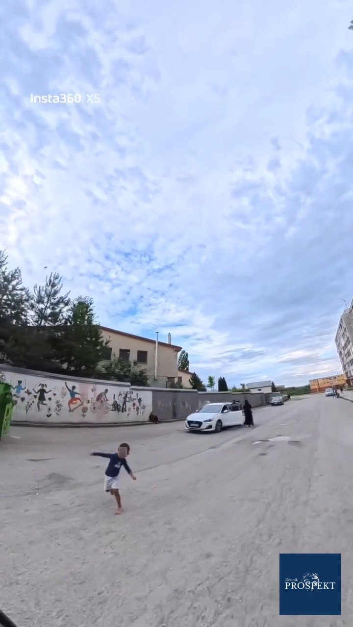 VIDEO Otrasný zážitok českého motorkára. Pri jazde Lunikom IX po ňom deti hádzali kamene