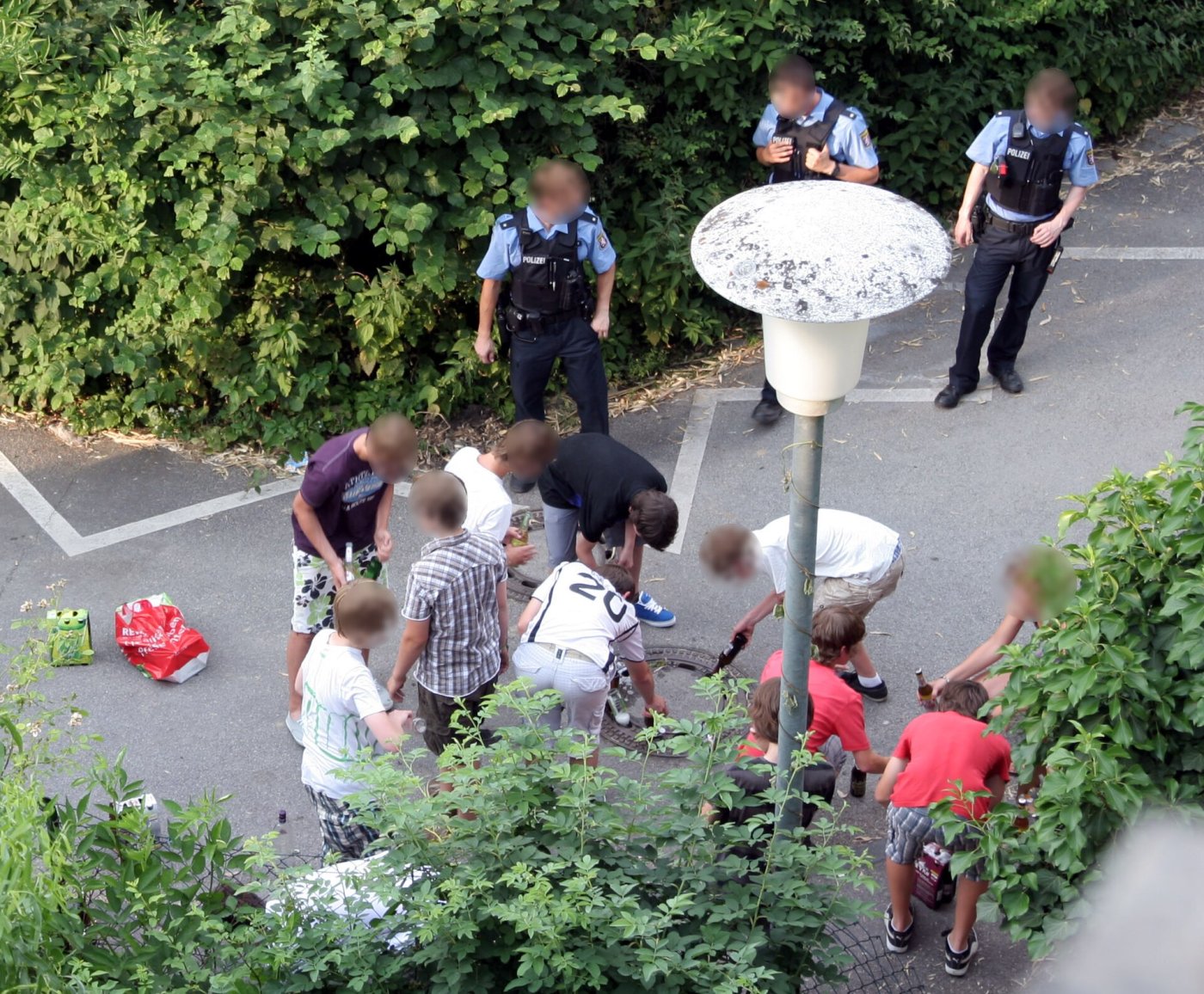 12-ročný chlapec skolaboval po vypití alkoholu. V kríkoch ho našli okoloidúci, skončil v rukách záchranárov