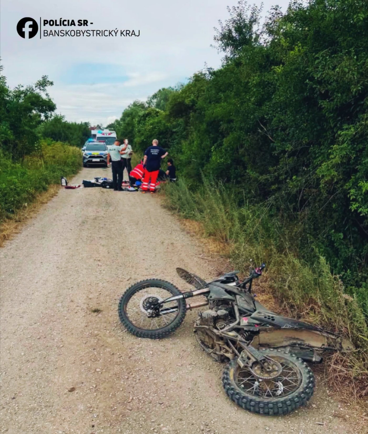 Tragédia pri Rimavskej Sobote: Mladý motocyklista po náraze do rampy neprežil