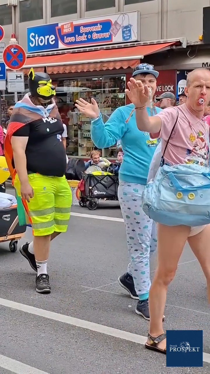 VIDEO Ulicami pochodovali chlapi s maskami psov na tvárach i s cumlíkmi v ústach