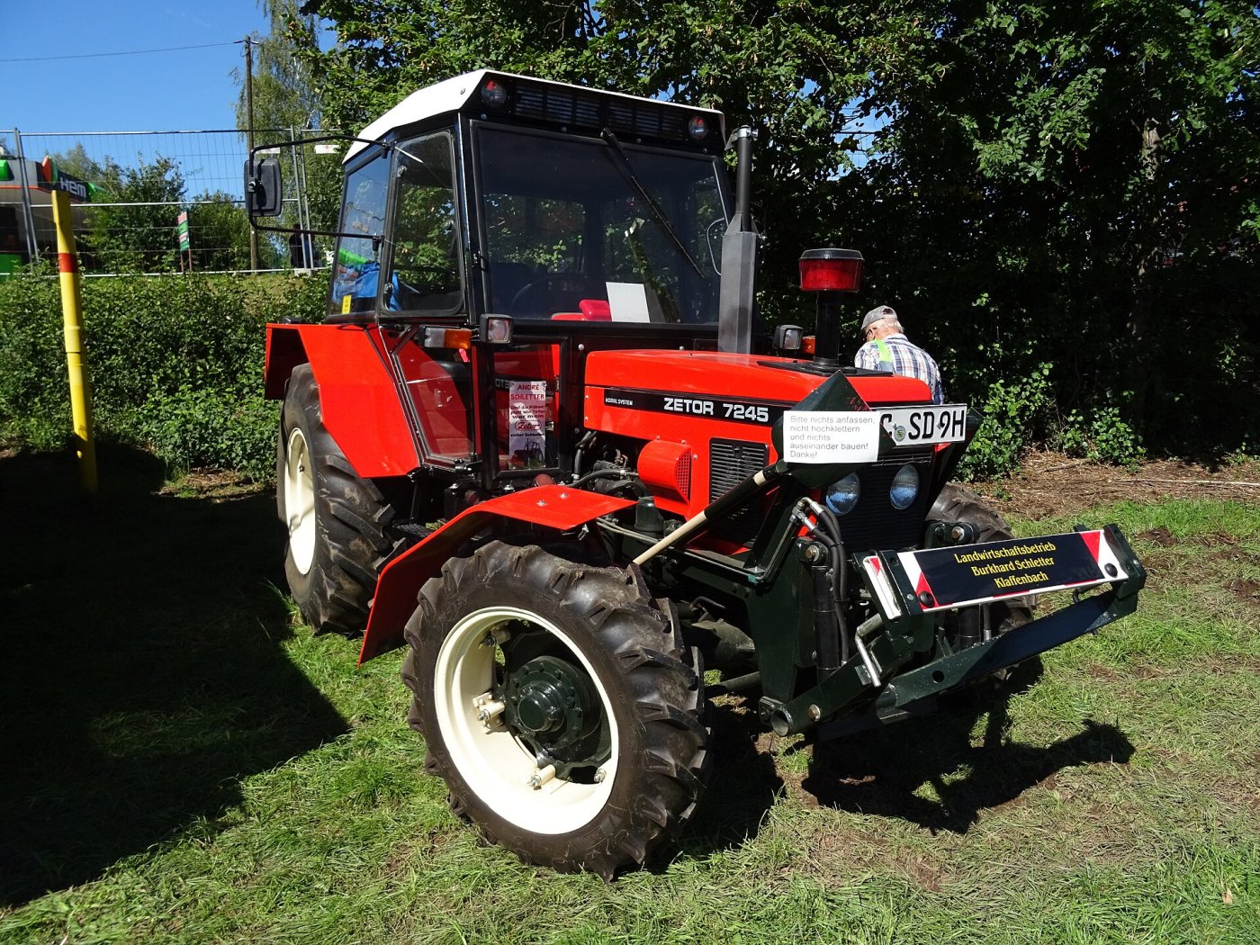 Foto: Manataworfl / Wikimedia Commons, CC BY-SA 4.0 · https://commons.wikimedia.org/wiki/File:Zetor_7245_H.jpg
