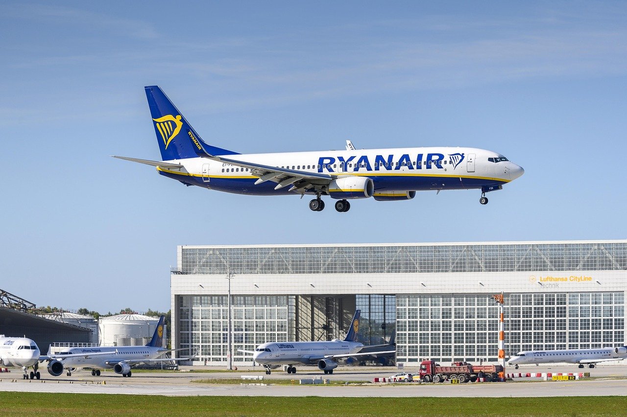 Lietadlo Ryanair zasiahli silné turbulencie: Cestujúci kričali a plakali, stroj musel núdzovo pristáť