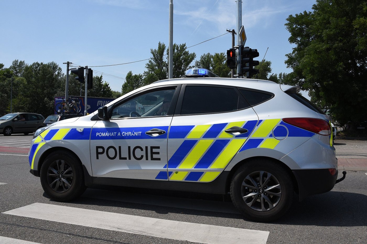 Krvavý útok na ubytovni: Muž zabíjal sekerou a nožom, po útoku ho zastrelili policajti