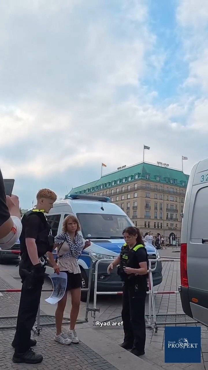 Aktivistku Gretu Thunberg zatkli v Berlíne nemeckí policajti.