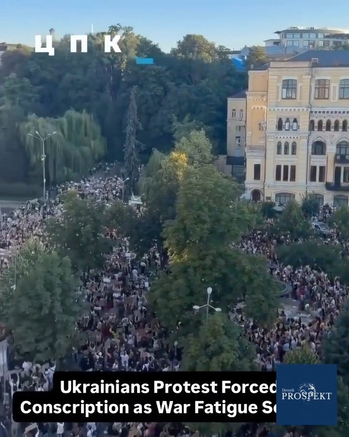 Ľudia na Ukrajine v tisíckach vyšli do ulíc, aby protestovali proti násilným odvodom na vojnu.