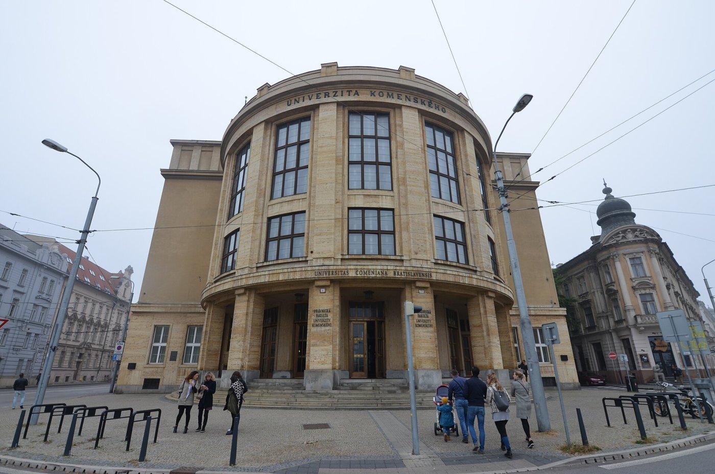 Vysoká škola bez školného neznamená život bez výdavkov. Študent môže rodinu stáť stovky eur mesačne