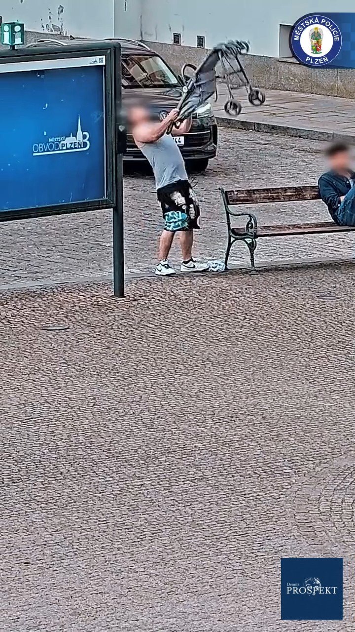 VIDEO Keby hlúposť kvitla... Dvaja cudzinci sa bavili hádzaním detského kočíka do cesty!