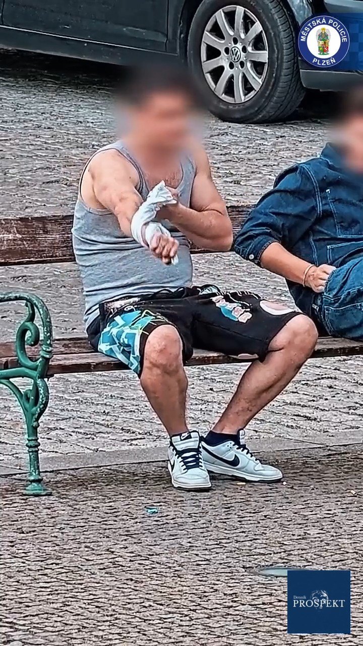 Dvaja muži sa zabávali hádzaním detského kočíka do cesty pod autá.