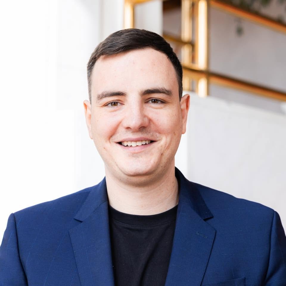 Dávid Dej, poslanec za Progresívne Slovensko mal dopravnú nehodu, pri ktorej zranil iného človeka.