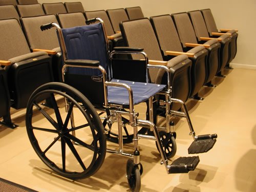 Na zastávke MHD brutálne napadli muža na invalidnom vozíku. Obvineným hrozí až 12 rokov väzenia