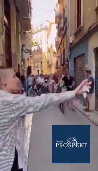 VIDEO Španielski voliči ľavice útočia na turistov.  Migrantom chcú pobyt zlegalizovať