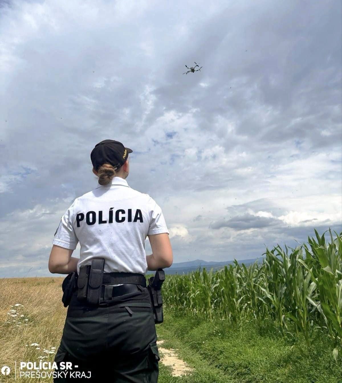 Polícia rozbehla rozsiahlu pátraciu akciu po trojročnom chlapčekovi, ktorý sa v v pondelok 27. júla stratil v kukuričnom poli pri obci Huncovce v okrese Kežmarok. Do pátrania nasadili všetky dostupné sily a techniku.