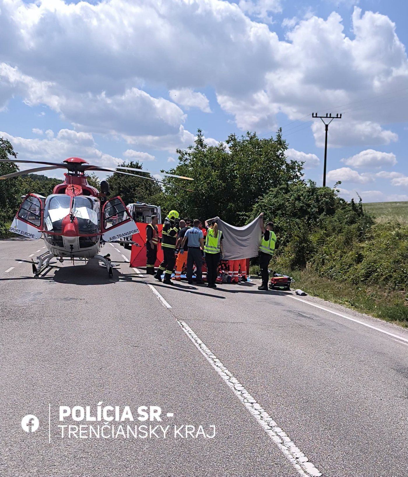 Motocyklista sa pri Hrašnom vážne zranil. Po nehode ho do nemocnice previezol vrtuľník