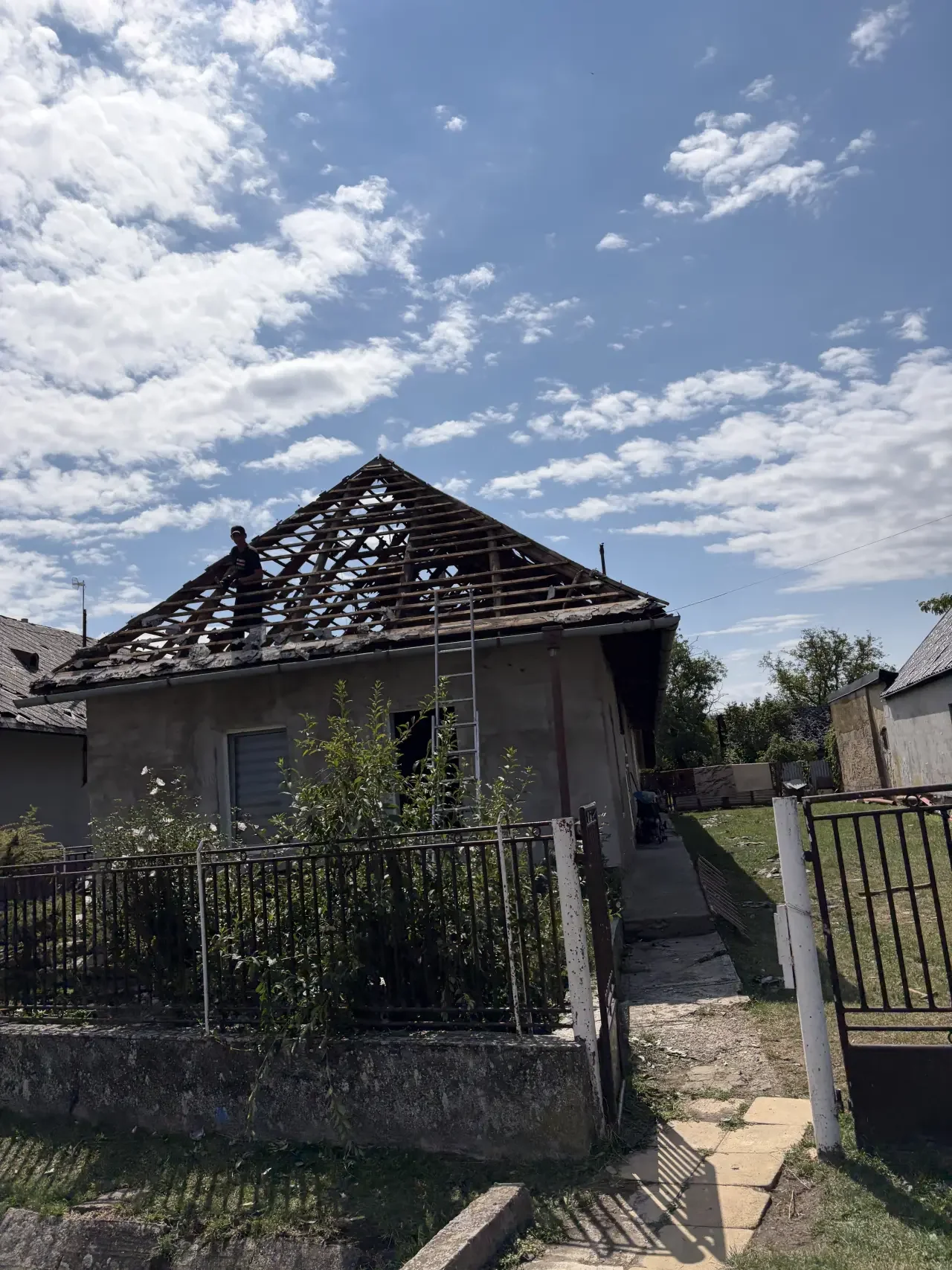 Obce po ničivom krupobití rátajú škody. Desiatky rodín riešia, z čoho zaplatia opravy domov