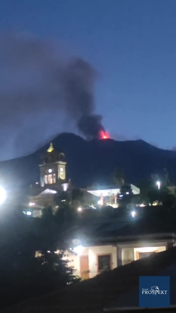 Takýto výhľad mali Česi z balkóna domu na Sicílii na Etnu chrliacu lávu.