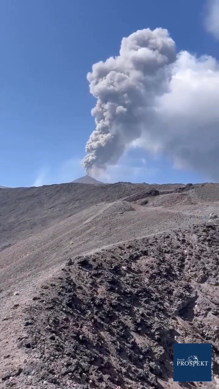 VIDEO Vybuchla Etna. Česi z balkóna domu na Sicílii natočili ako sa z nej valí láva