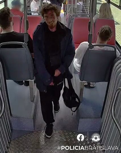 Muž v autobuse MHD bezdôvodne udrel ženu do tváre a odišiel