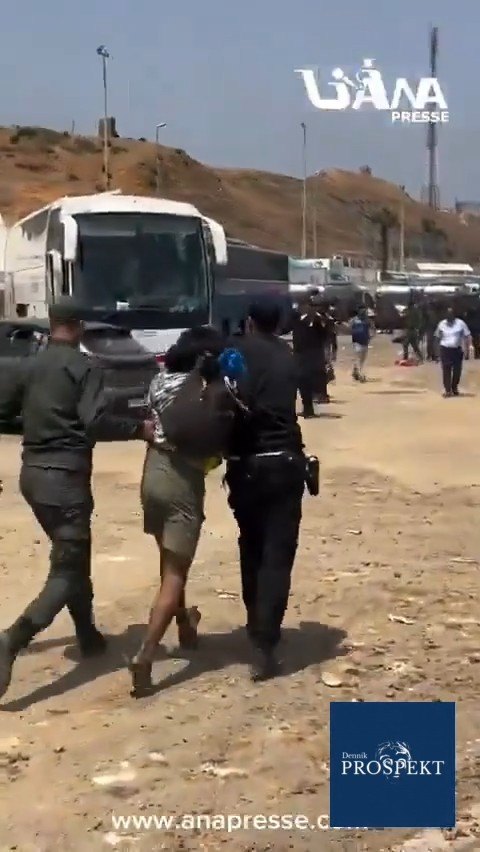 Objavili sa aj videá z druhej strany - z Maroka, kde navrátilcov vôbec nevítajú s otvorenou náručou, ale kopancami, údermi a veľkými kameňmi, ktoré do nich hádžu.