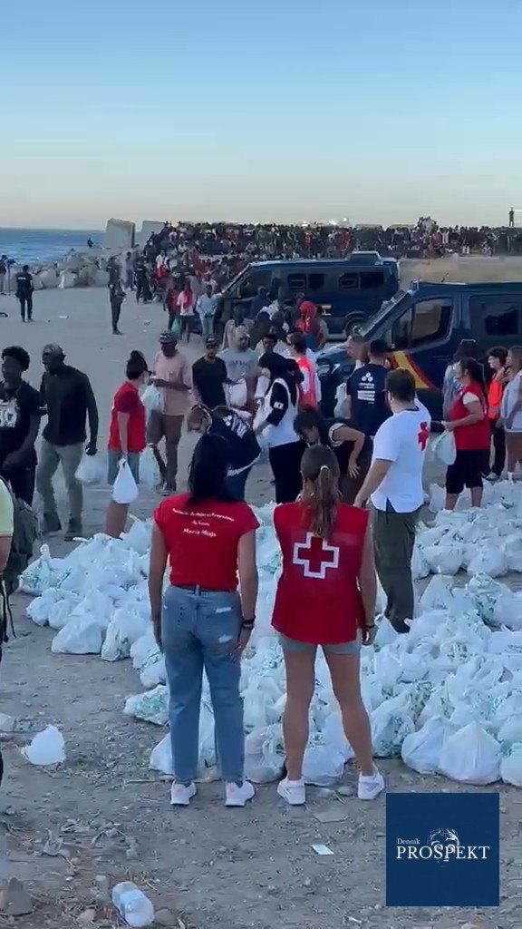 VIDEO Migrantov v Ceute kŕmi Červený kríž. Tí frflú na jedlo a útočia na dobrovoľníkov