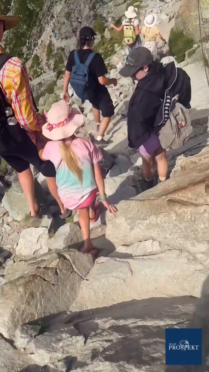VIDEO Kam rodičia rozum podeli? S dieťaťom obutým len v šľapkách šli na turistiku na Rysy