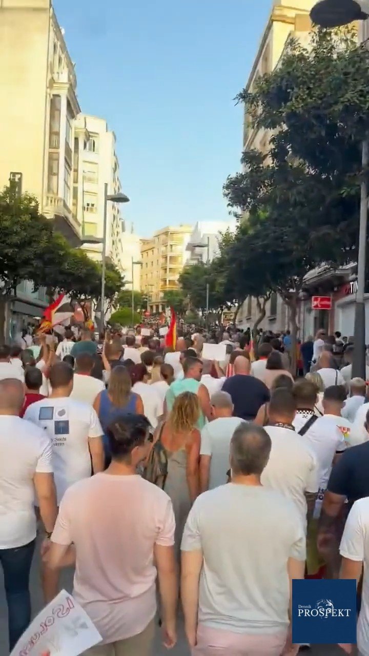 Ceuta má dosť. Do ulíc vyšli masívne davy ľudí, aby protestovali proti migrantom v meste.