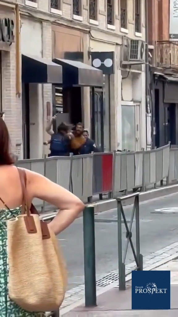 V Tolouse vo Francúzsku sa stali terčom útoku zúrivého muža dve policajtky a policajt.