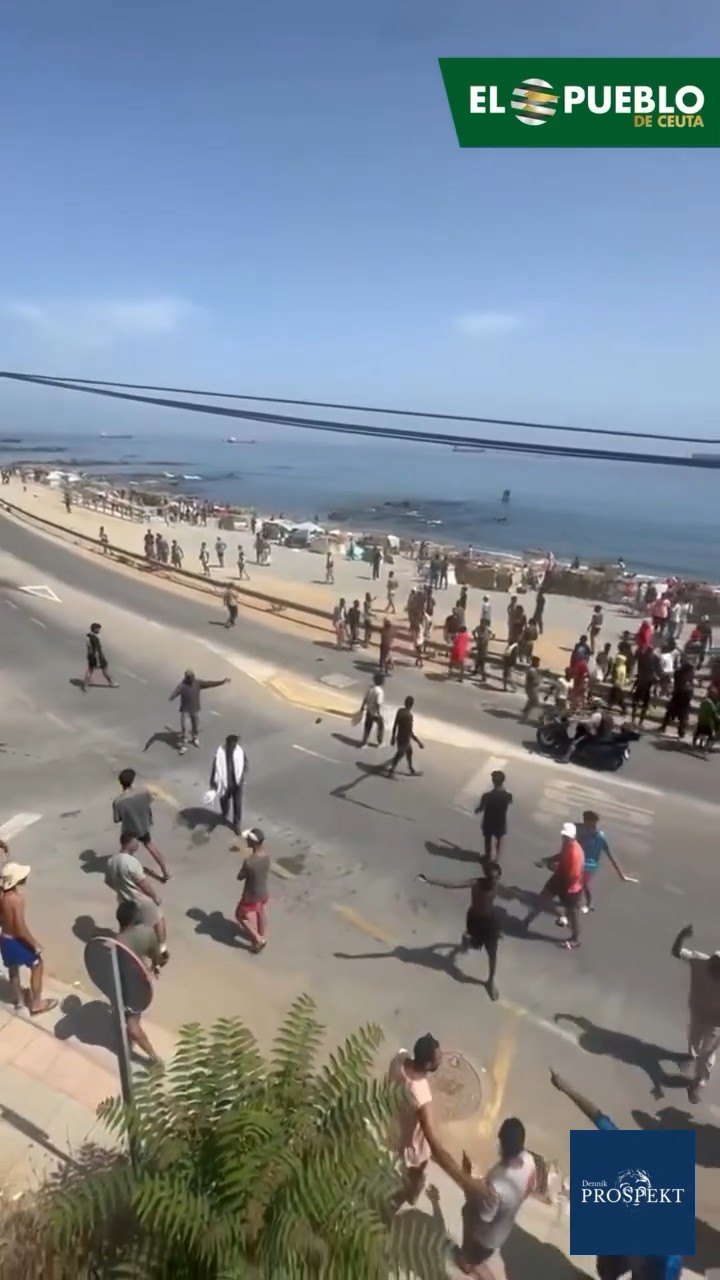 Takto to dnes vyzerá na pláži del Trampolín v Ceute. Migranti sa už tlčú medzi sebou.