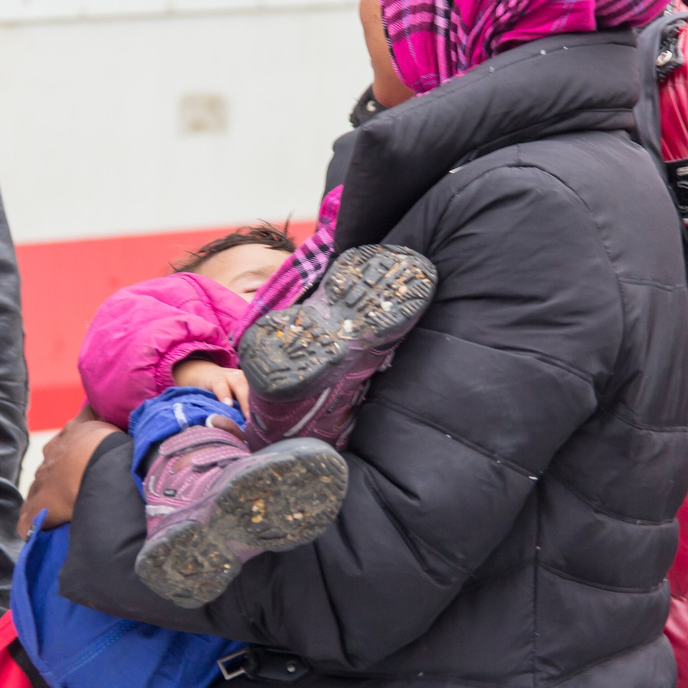 Slovák mal v dodávke prevážať migrantov! Polícia ho zadržala, v aute bolo 27 ľudí