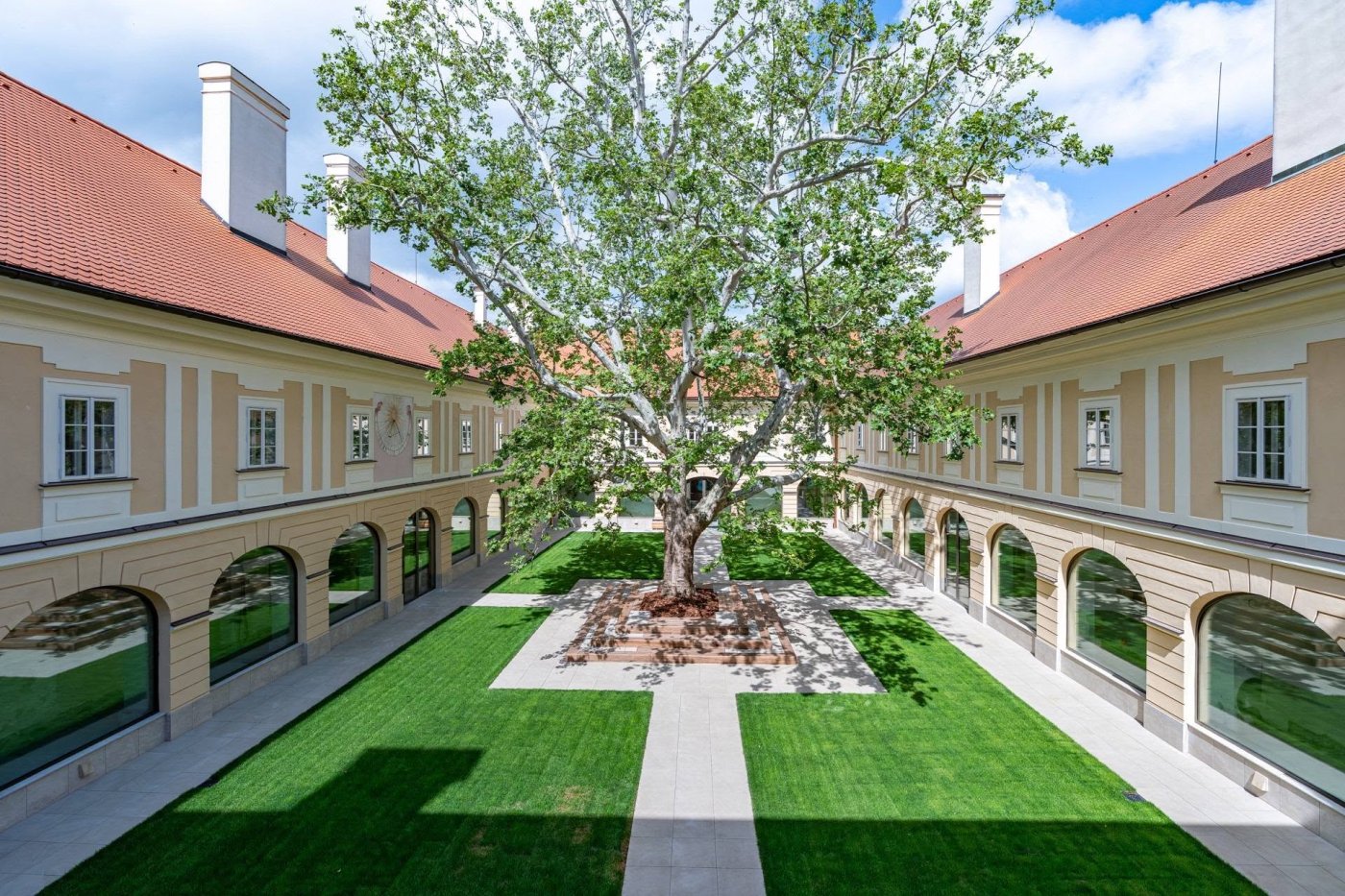 Primátor Žiaru nad Hronom Peter Antal sa vo svojom statuse vrátil k rozhodnutiu z roku 2018, keď mesto kúpilo historický kaštieľ za 2,8 milióna eur.