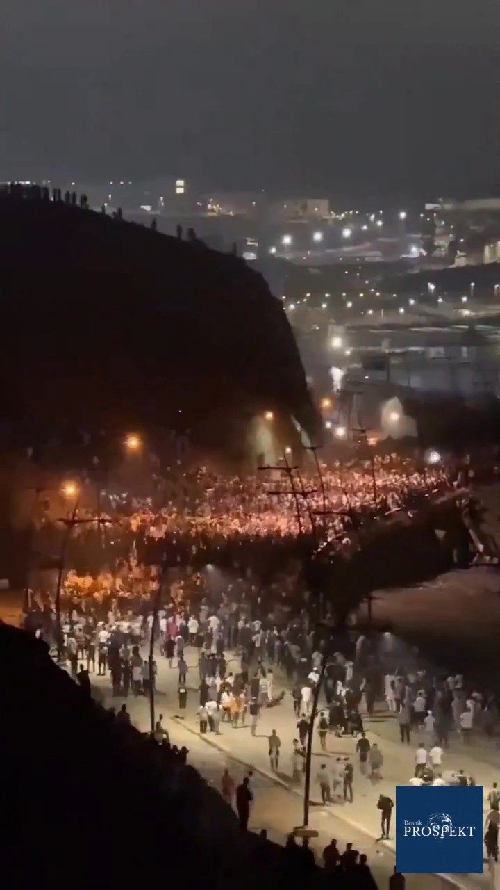 VIDEO Zase KLAMÚ! Takto vyzerá niekoľko stoviek migrantov? Hrôzostrašné zábery z Ceuty!
