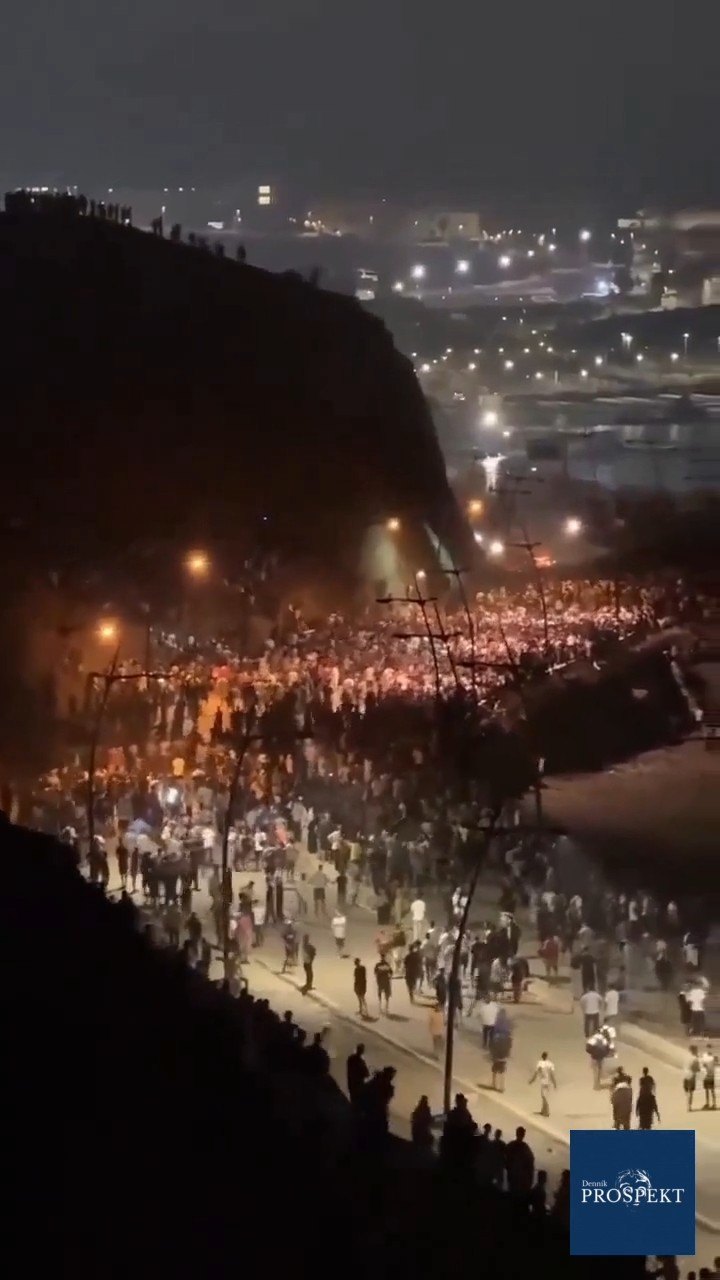 Nočné zábery ukazujú obrovský dav ľudí na uliciach mesta, pravdepodobne počas protestu alebo zhromaždenia.
