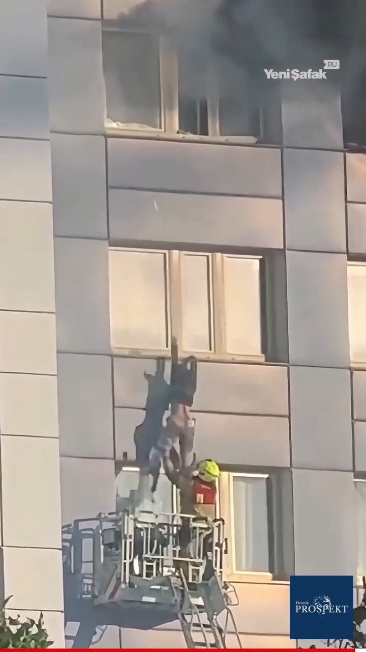 VIDEO Dramatická záchrana pred ohňom. Skok do maličkého záchranného koša z 11. poschodia!