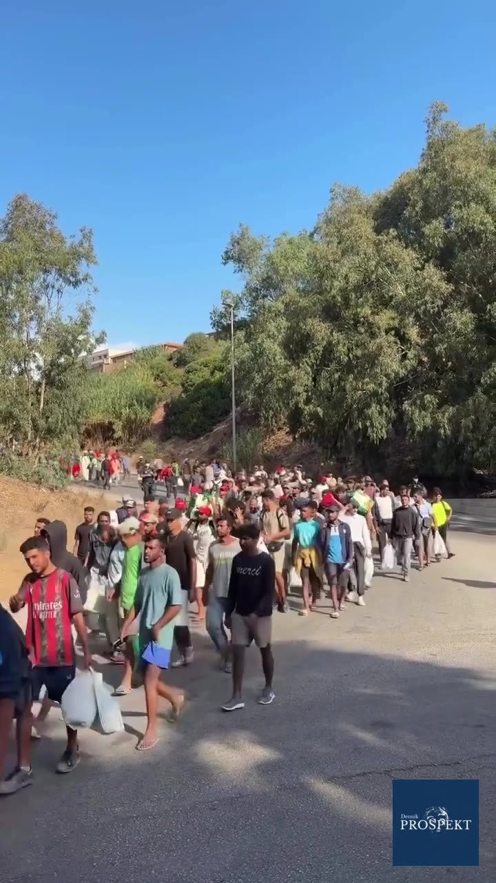 VIDEO Pozrite si tie masy migrantov! Španieli ich začali presúvať z pláže. Vieme kam