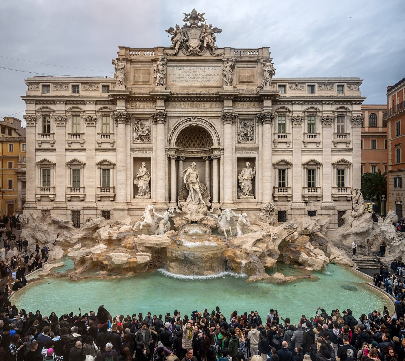 Fontána di Trevi od Nicolu Salviho so sochou boha Oceánu.