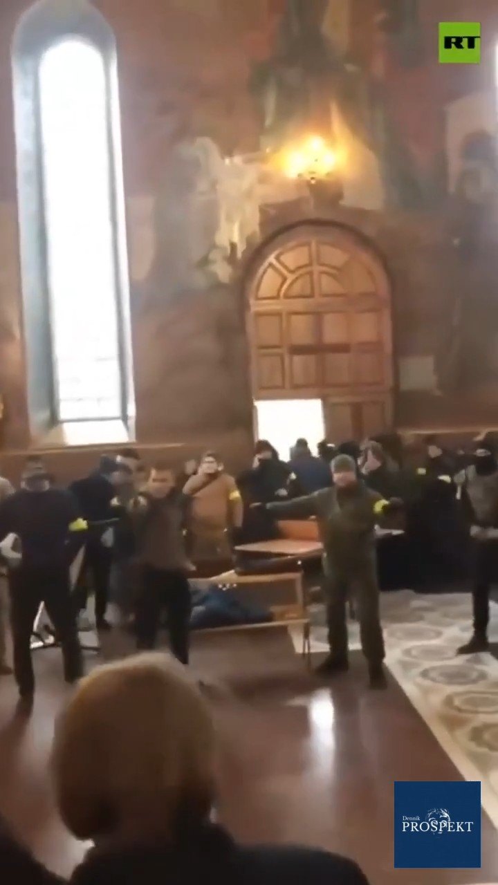 VIDEO Nič im nie je sväté! Zelenského busifikátori odviedli na front kňaza rovno z kostola