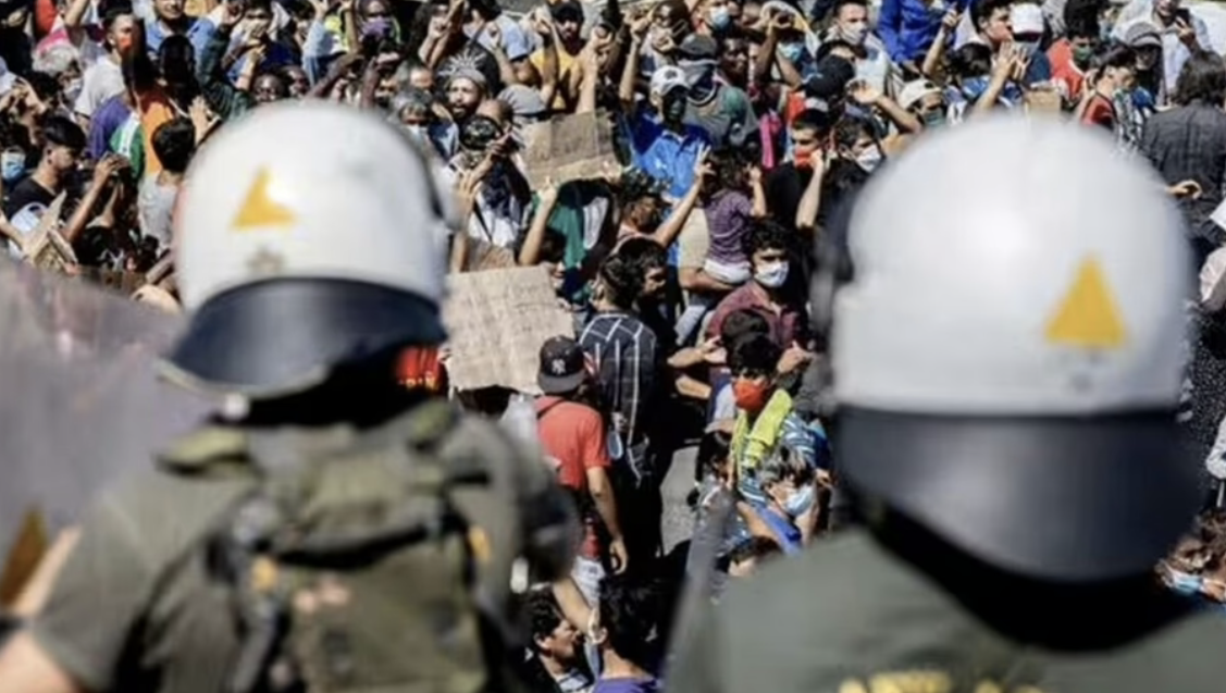 Migranti rozpútali v Grécku chaos: Strhli ploty, hádzali kamene na políciu a utiekli z centra