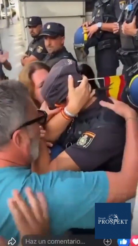 VIDEO Keď policajti PLAČÚ. Dojímavý moment v Ceute natočila kamera