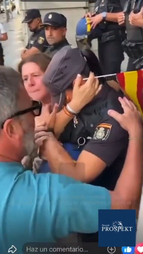 Toto sa stane, ak sa k polícii ľudia správajú s úctou a rešpektom. Po pokrikoch ľudí Nech žije polícia! a potlesku sa policajtka rozplakala.