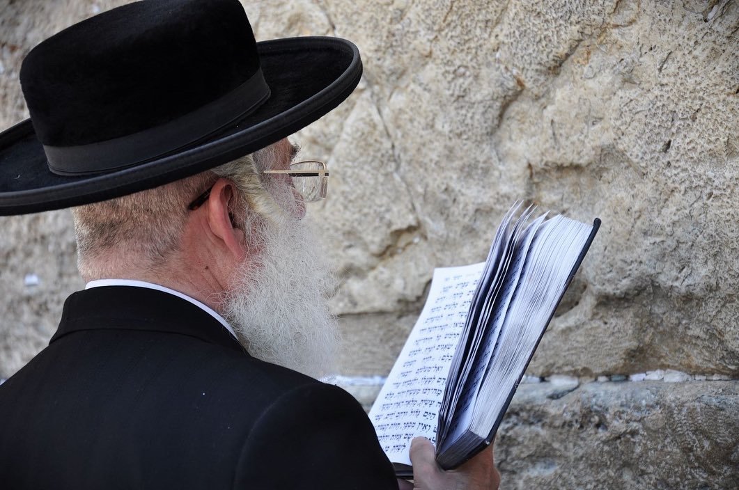 Foto: Fronl / Wikimedia Commons, CC BY-SA 4.0 · https://commons.wikimedia.org/wiki/File:Orthodox_Jew_praying_at_Jerusalem.jpg